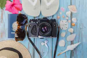 Foto gratuita fotocamera e accessori da spiaggia