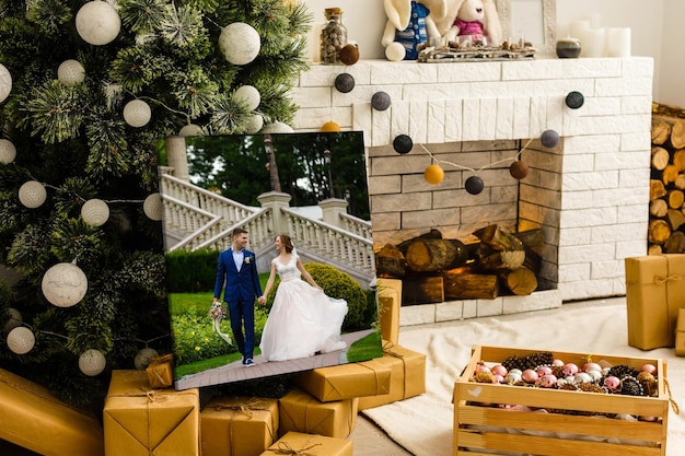 Foto gratuita matrimonio su tela fotografica sullo sfondo dell'interno natalizio