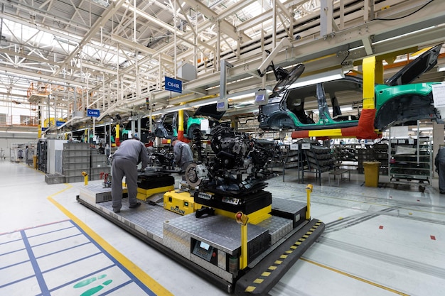 Foto gratuita le foto delle carrozzerie sono nella fabbrica della catena di montaggio per la produzione di automobili nell'industria automobilistica moderna