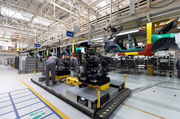 Фото кузовов автомобилей находятся на конвейере завода по производству автомобилей современного автомобилестроения.