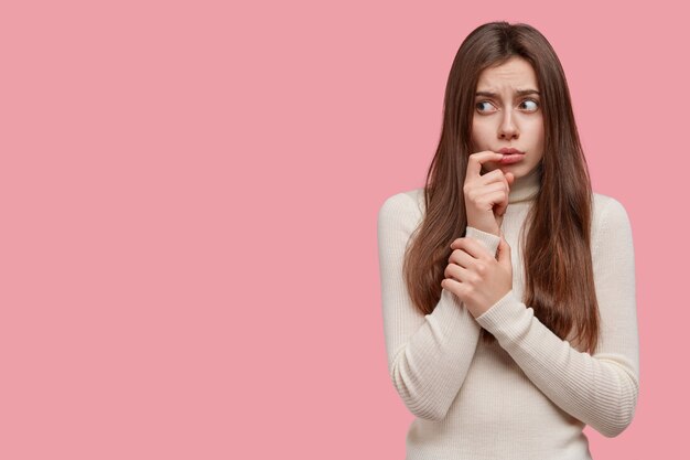 La foto della ragazza triste dispiaciuta guarda con espressione frustrata da parte