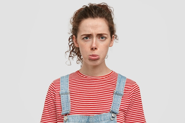 Фото недовольной удрученной женщины сжимает губы, хмурится, испортила день в университете
