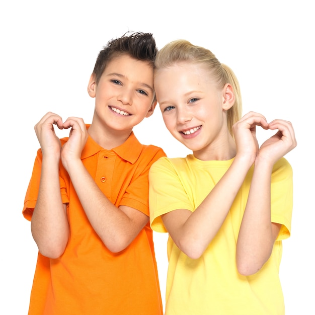 Foto gratuita foto di bambini felici con un segno di forma di cuore isolato su sfondo bianco