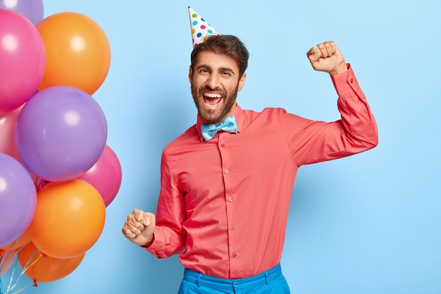 Foto gratuita la foto del ragazzo di compleanno gioioso balla sulla festa