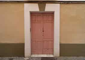 Foto gratuita foto di una vecchia porta di legno rosa in un vecchio edificio