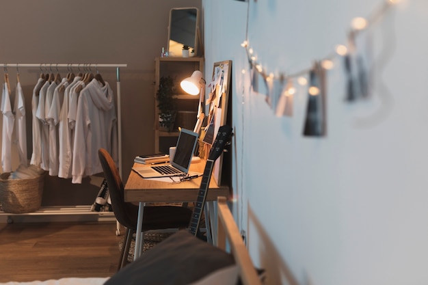 Free photo photo rope leading to home office desk