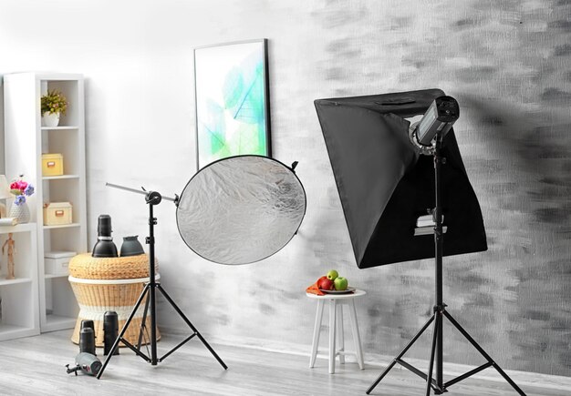食べ物​を​撮影し​ながら​プロ​の​照明​器具​を​備えた​写真​スタジオ