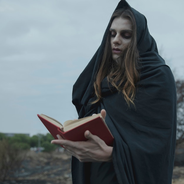 Фотогеничная мужская модель, читающая книгу