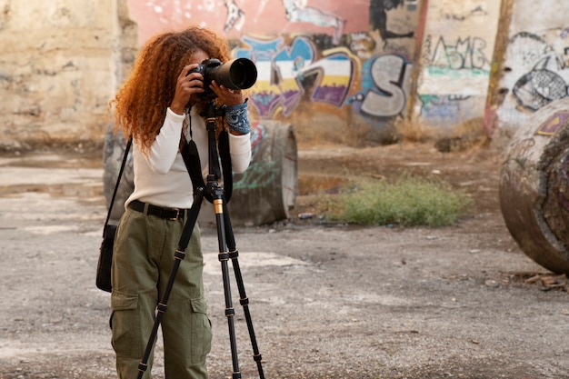 Foto gratuita fotografo che esplora un luogo abbandonato