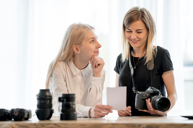 Free photo photographer friends choosing between photos