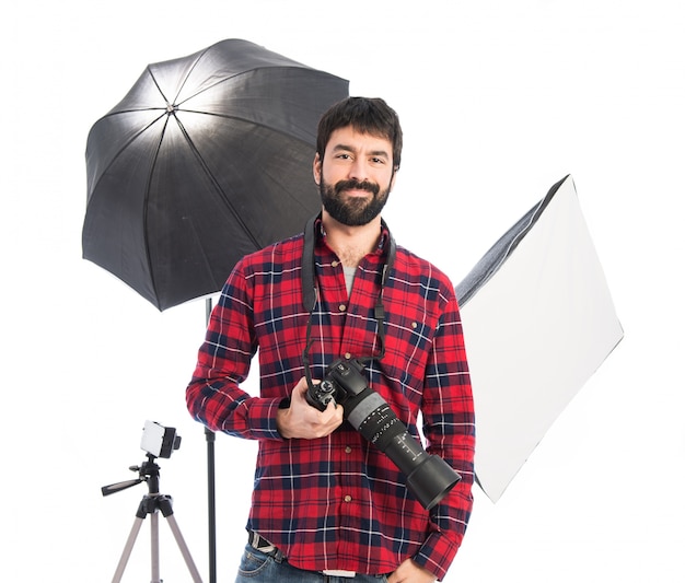 Foto gratuita fotografo nel suo studio