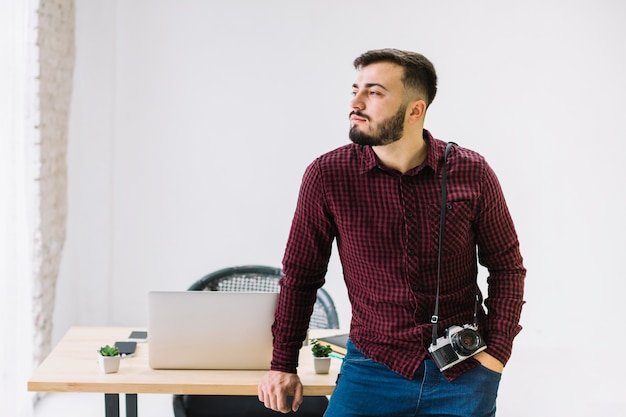 Free photo photographer posing