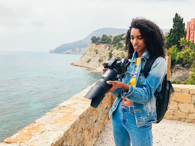 Foto gratuita fotografo che prende un'immagine di una costa dell'oceano