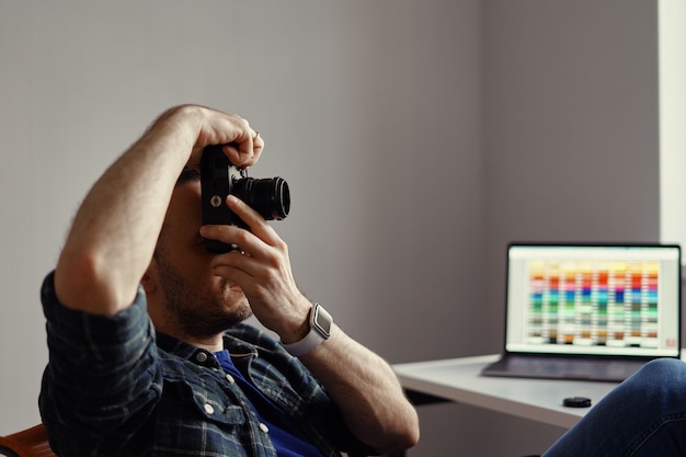 Foto gratuita fotografo che cattura maschera mentre osservando alla macchina fotografica