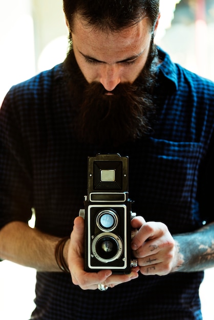 Free photo photographer using a vintage camera