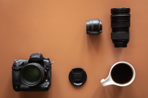 Free photo photographers workplace with camera and lens flat lay