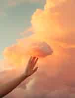 Foto gratuita nuvole fotorealistiche che toccano la mano