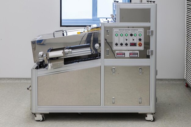 Фотографии стерильного производственного участка с машиной из нержавеющей стали для производства и сортировки таблеток и лекарств