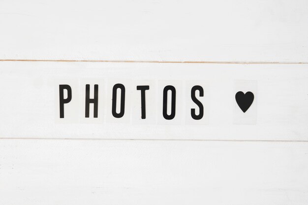 写真のテキストと白い木製の背景に黒のハート形 無料の写真