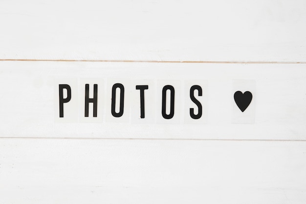 Фотографий текст и черное сердце на белом фоне деревянные