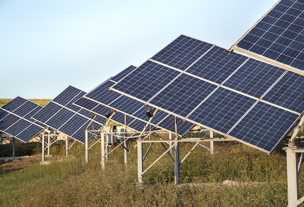 Foto gratuita fotovoltaico in centrale solare da energia naturale.