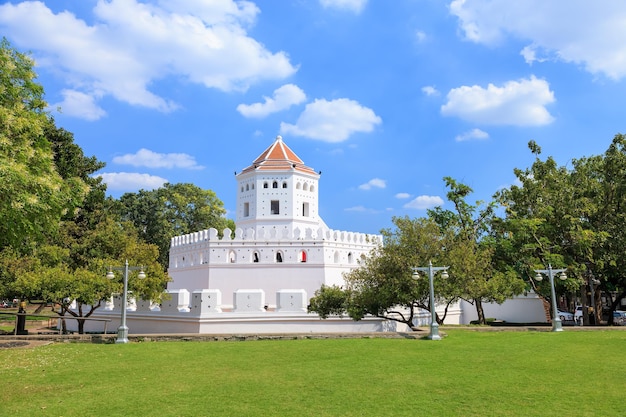 Форт Пхра Сумен и парк возле большого дворца в Бангкоке, Таиланд