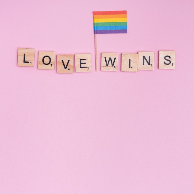 Фраза любви побеждает и флаг ЛГБТ