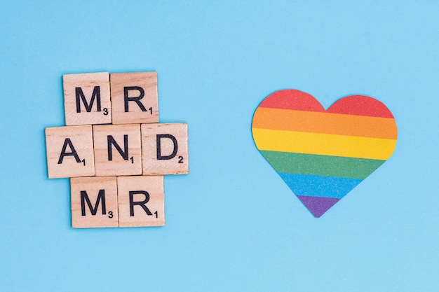 나무 블록과 LGBT 심장에 문구 미스터와 미스터