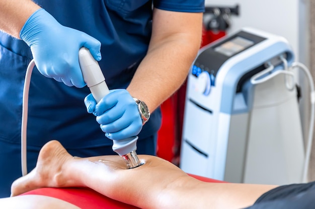 Free photo physical therapy of the shin with shock wave extracorporeal shockwave therapy