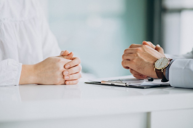 Free photo physician consulting his patient at clinic