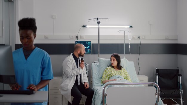 Врач медик консультирует больного пациента во время медицинского приема