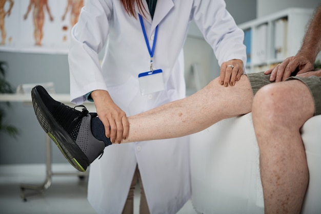 Free photo physiotherapist palpating leg