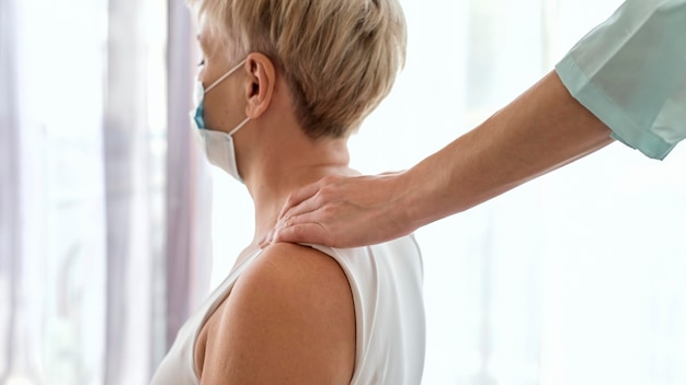 Free photo physiotherapist undergoing therapy with female patient