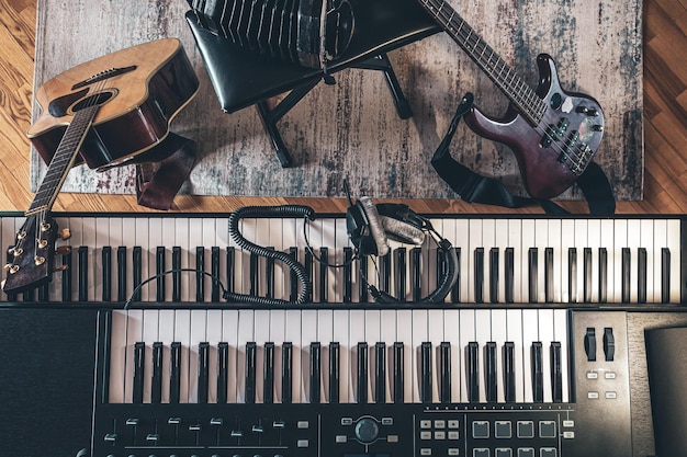 Foto gratuita tasti del pianoforte chitarra acustica vista dall'alto musicisti sul posto di lavoro