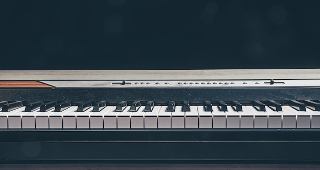 暗いコピースペースで隔離されたピアノの鍵盤
