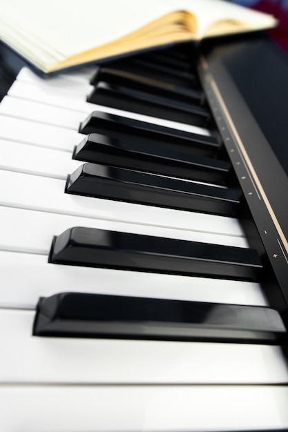 Foto gratuita tasti del pianoforte e blocco note
