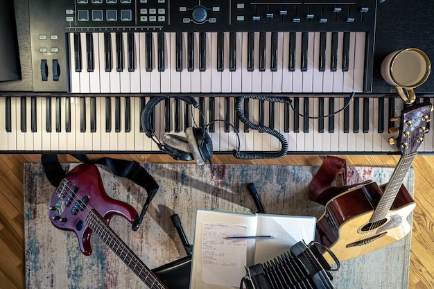 Foto gratuita tasti di pianoforte vista dall'alto musicisti sul posto di lavoro in casa