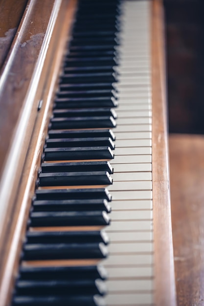 Foto gratuita tasti di pianoforte su uno strumento musicale marrone di legno