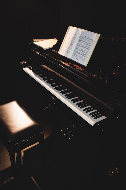 Foto gratuita pianoforte con libro di musica