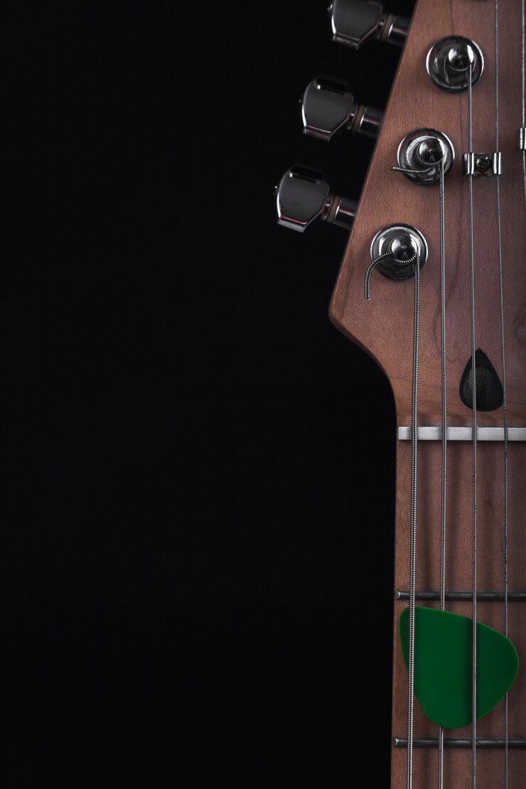 Free Photo pick on strings of electric guitar