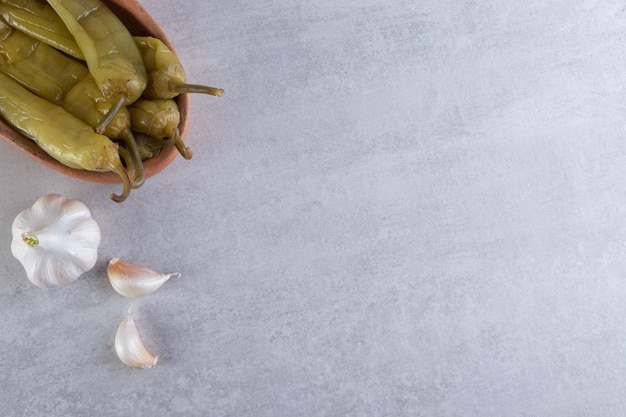 Peperoncino sottaceto posto su uno sfondo di pietra.