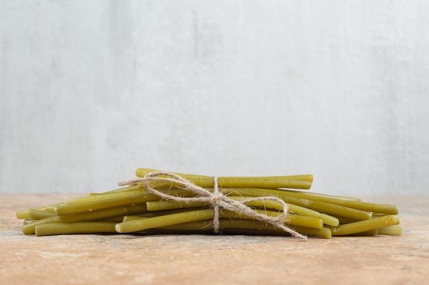 Fagiolini marinati sulla superficie di marmo