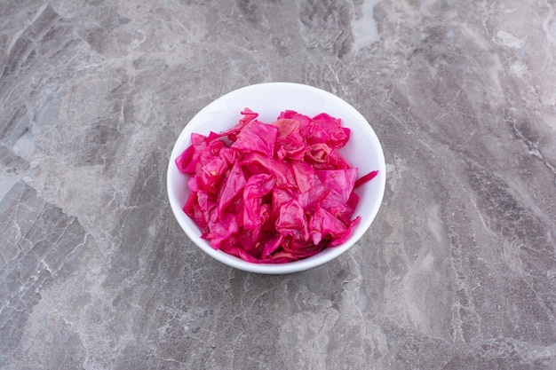 Free photo pickled red cabbage in white bowl.