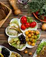 Free photo pickled vegetable plate of tomato, pickles, cabbage