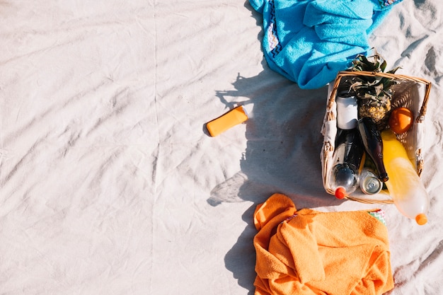 Foto gratuita cestino da picnic nella sabbia