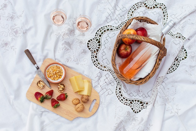 Foto gratuita cestino da picnic sul panno bianco