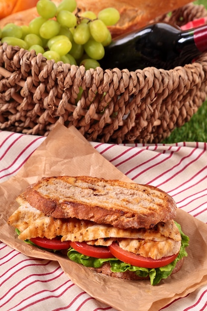 Foto gratuita giorno di picnic con un sandwich di pollo