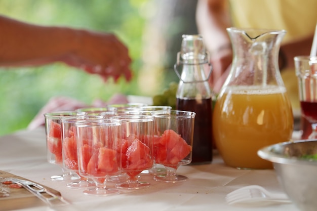 Foto gratuita cibo da picnic in preparazione