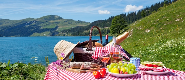 湖、パノラマビューとフランスアルプスのピクニック