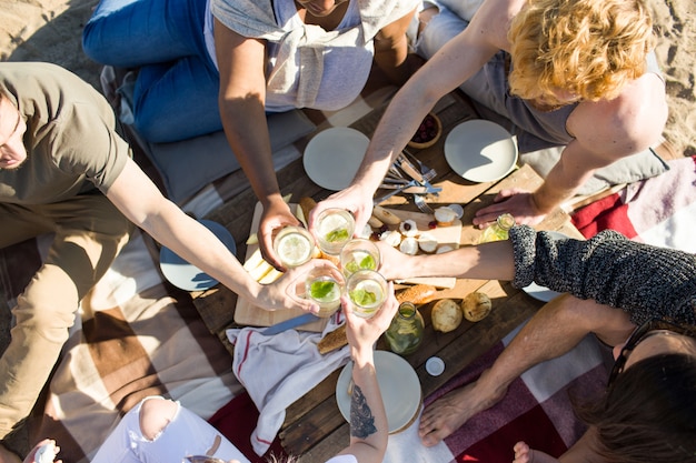 Foto gratuita picnic di amici